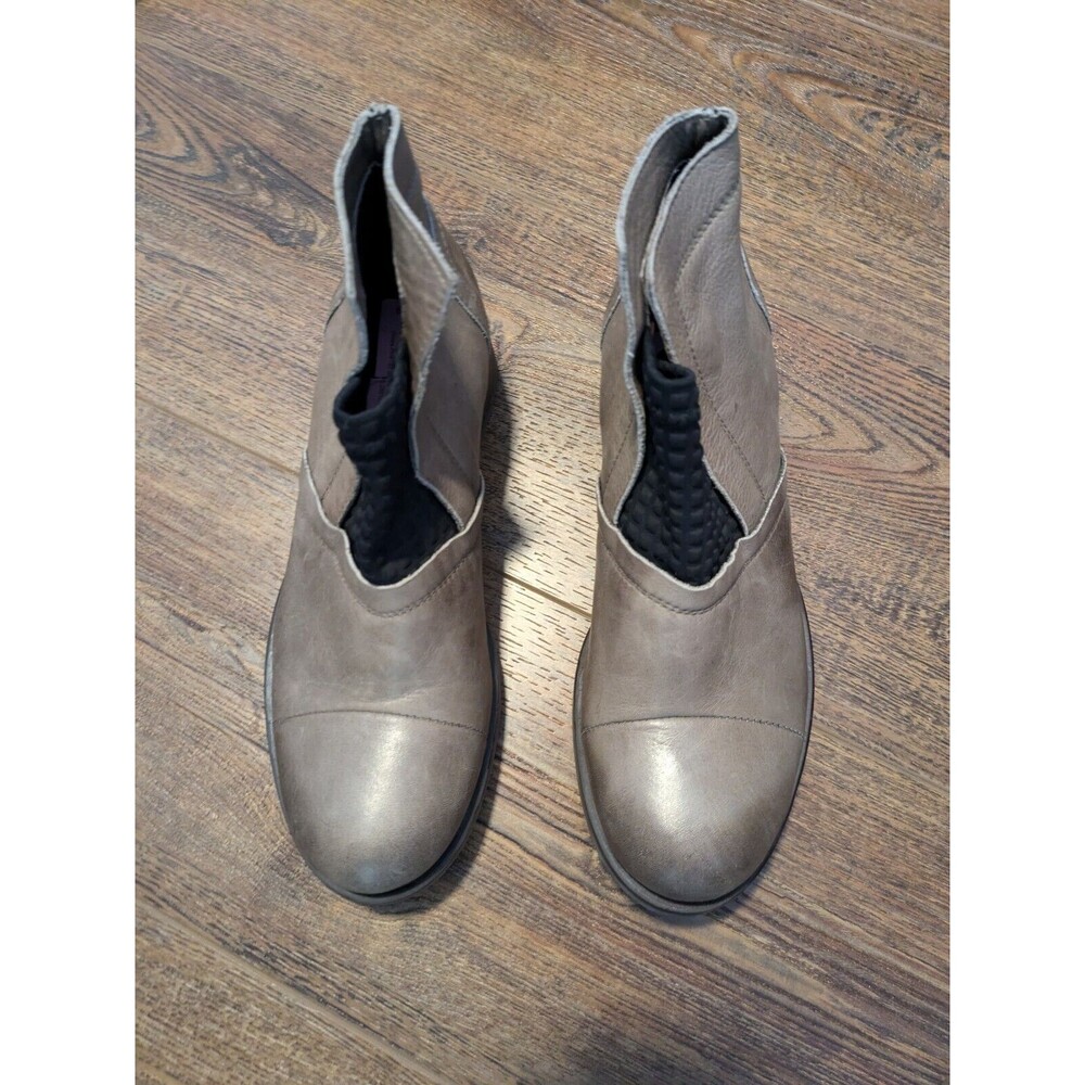 Sheridan Mia "ruffle" taupe beige Boots US Size 8